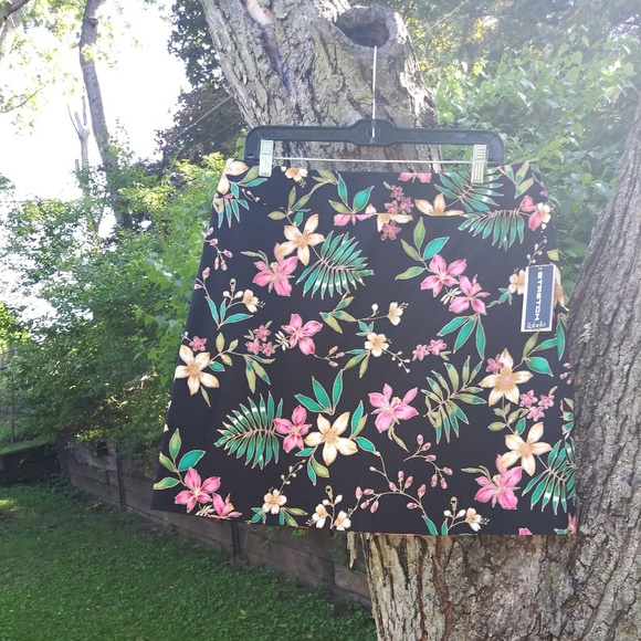 Rafaella floral skirt" NWT" - Picture 3 of 4